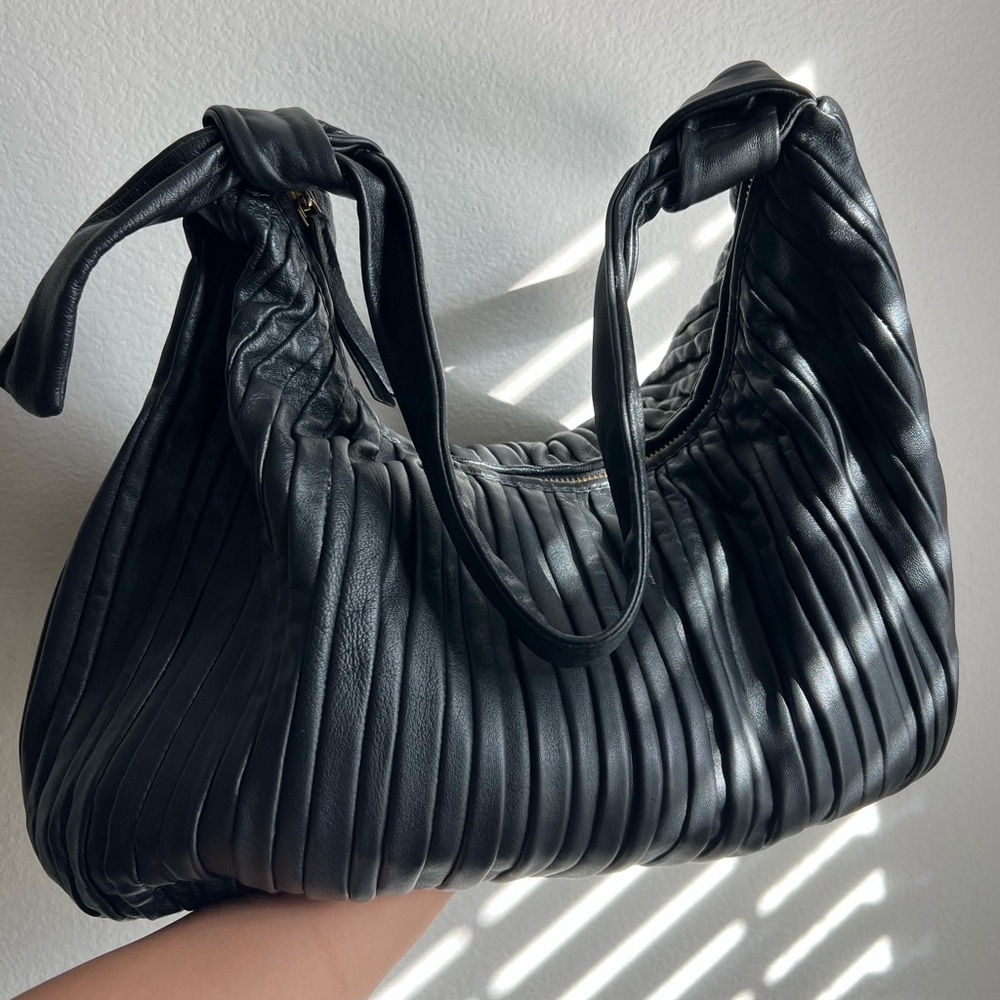 Elegant Marta Ponti Black Pleated Leather Women's Shoulder Bag